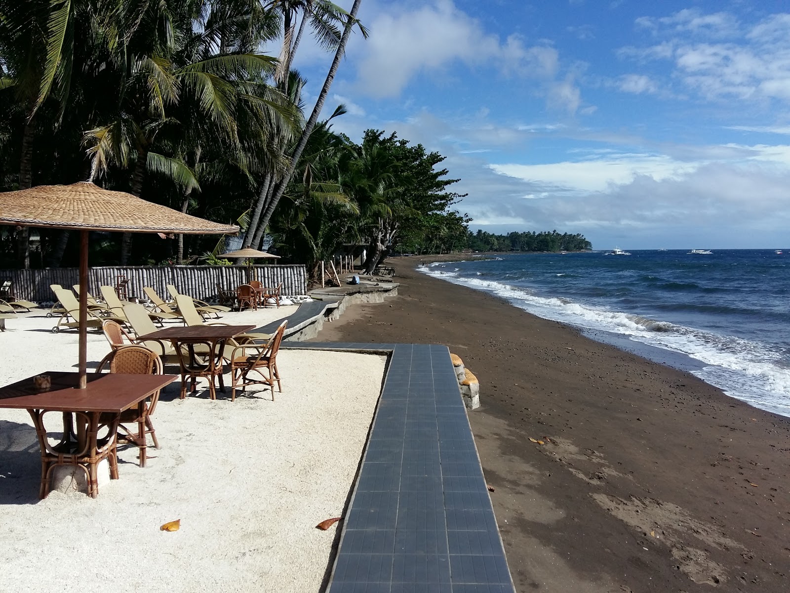 Fotografie cu Poblacion Beach parțial zona hotelieră