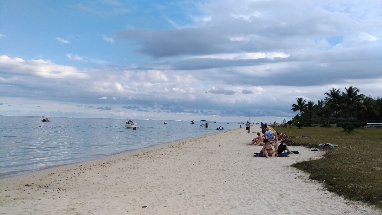 Foto van Pointe d'Esny Strand en zijn prachtige landschap