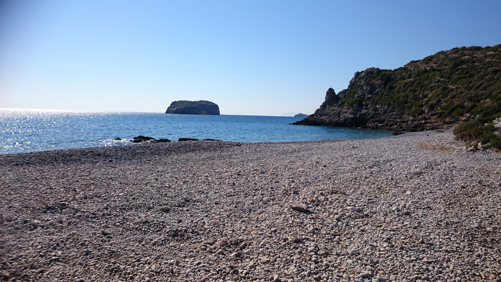 Photo de Kochilas beach avec caillou gris de surface