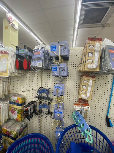 Dollar Store «Dollar Tree», reviews and photos, 416 E Main St Ste 3, Middletown, CT 06457, USA