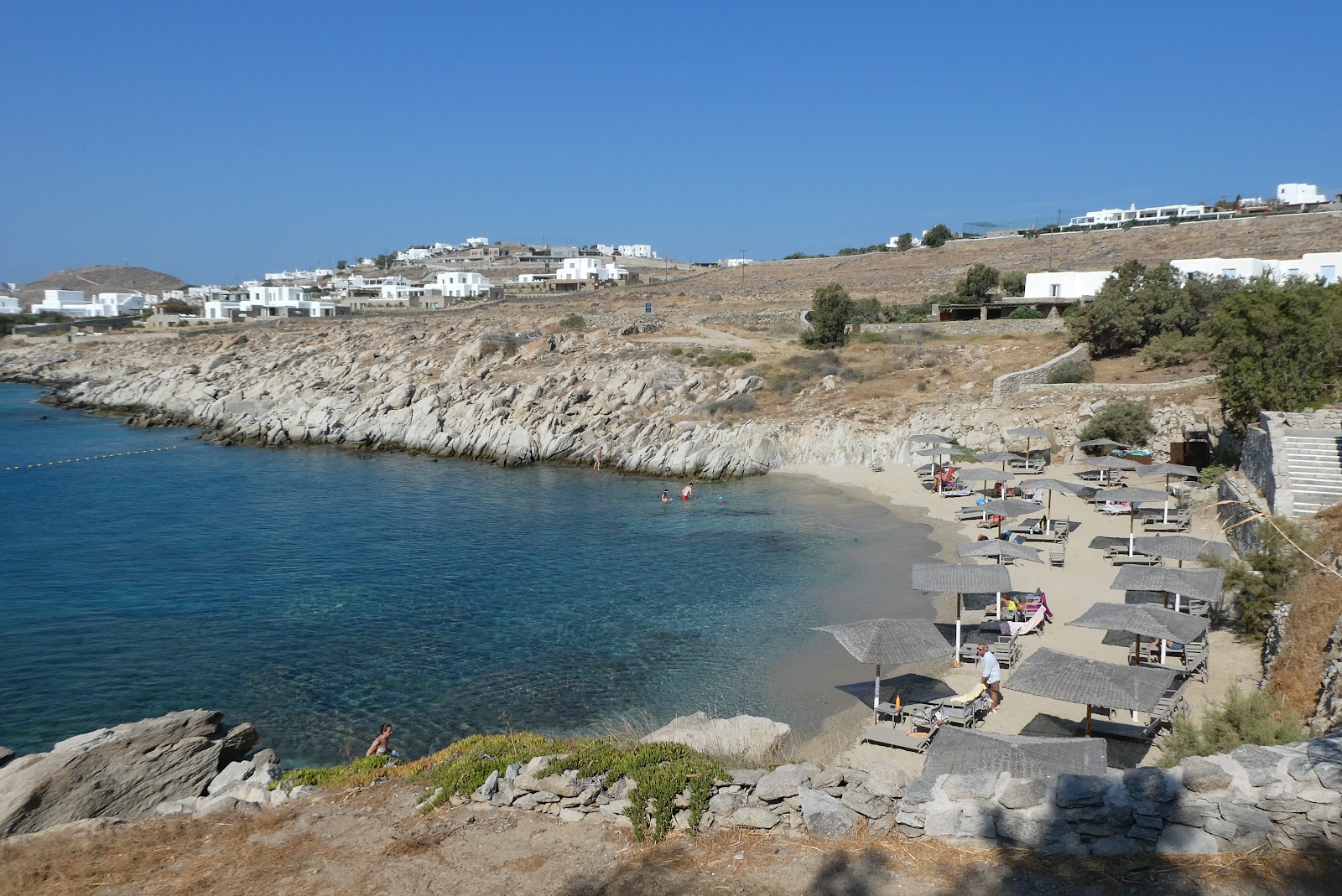 Foto di Costa Ilios Beach con una superficie del sabbia beige