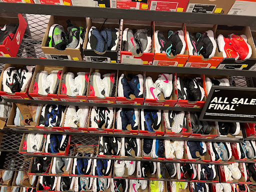 Shopping Mall «Johnson Creek Premium Outlets», reviews and photos, 575 Linmar Ln, Johnson Creek, WI 53038, USA