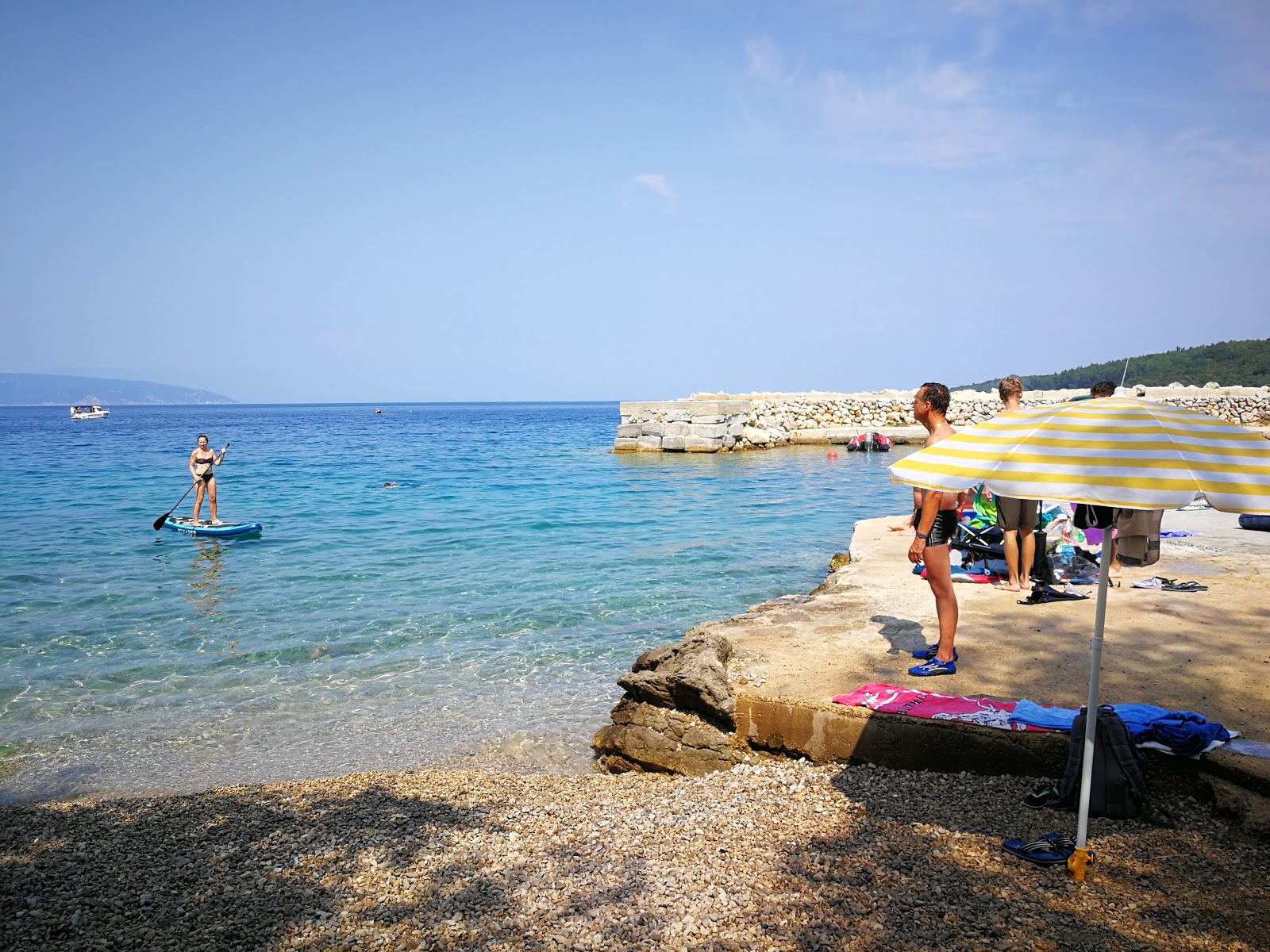 Foto di Uvala Cavlena Beach con una superficie del ciottoli grigi