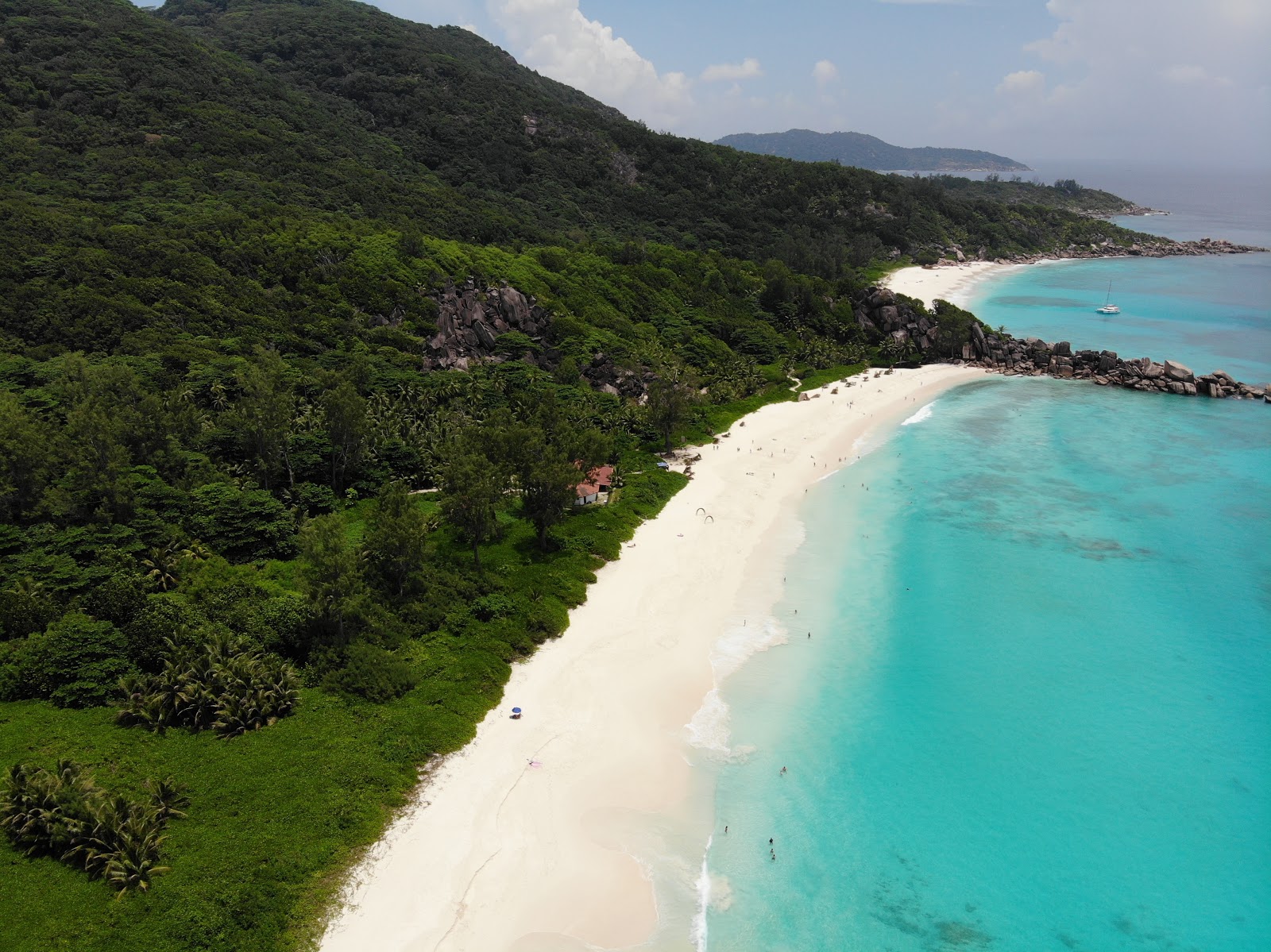 Grand Anse Plajı'in fotoğrafı dağlarla çevrili