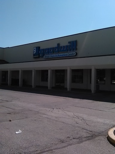 Thrift Store «Goodwill Retail Store of Florissant», reviews and photos, 472 Lindbergh Blvd, Florissant, MO 63031, USA