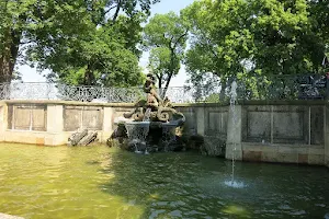 Delphinbrunnen image