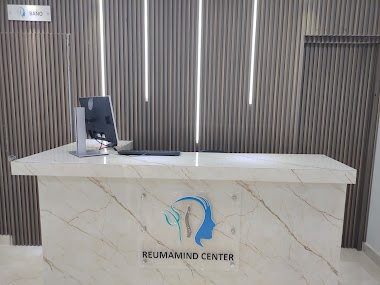 Dr. Edral Rodríguez B. / Reumatólogo - Internista / Clínica Gómez Patiño