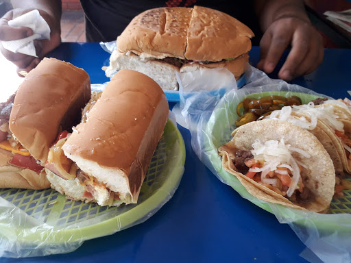 Food trucks in San Salvador