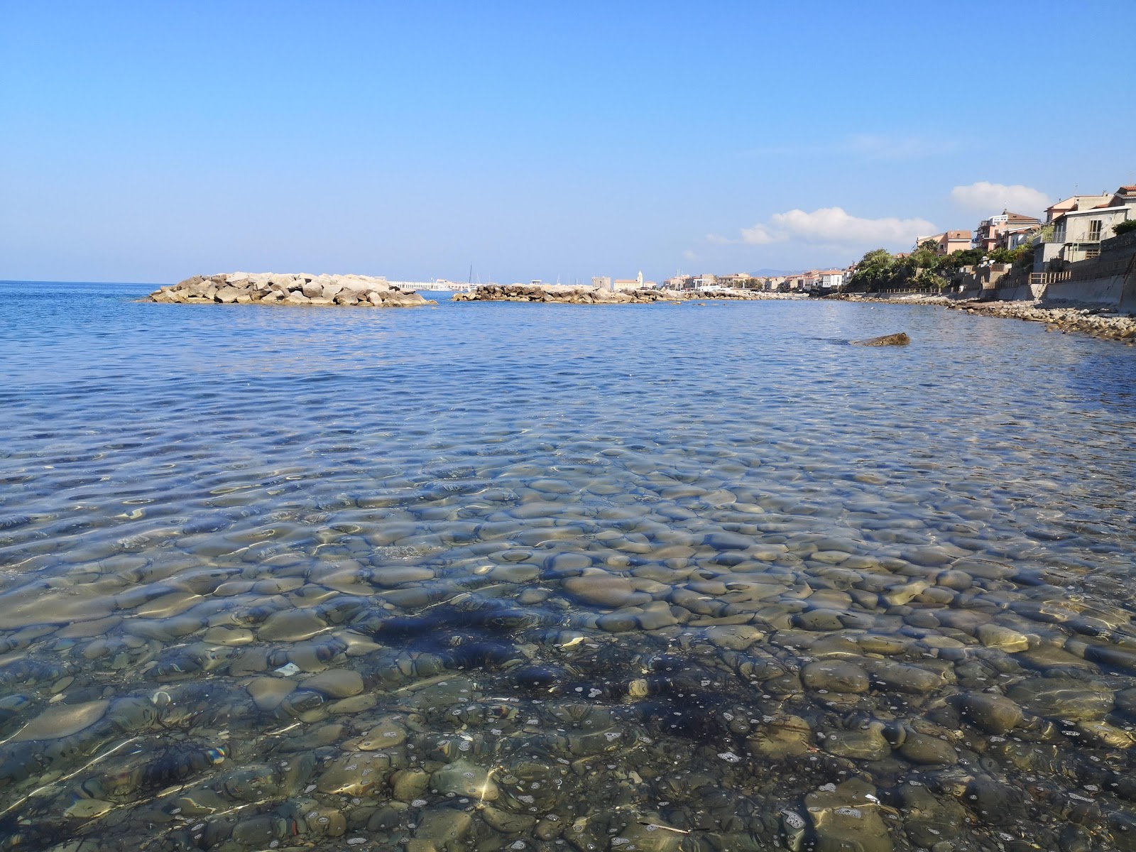 Foto de Acciaroli beach con agua azul superficie