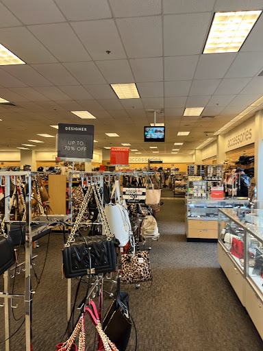 Department Store «Nordstrom Rack Chicago Avenue», reviews and photos, 101 E Chicago Ave, Chicago, IL 60611, USA