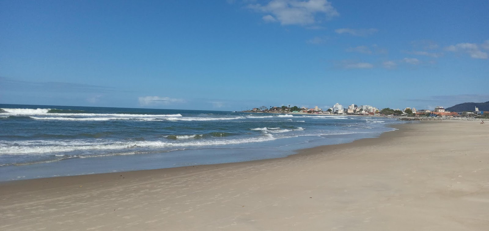 Zdjęcie Riwiera Plaża z powierzchnią jasny, drobny piasek