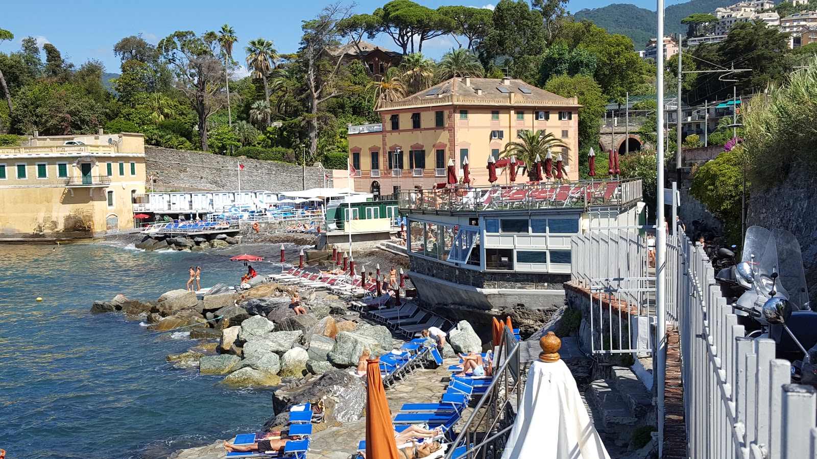 Valokuva Bagni Baia Dei Sogni - Rapalloista. pinnalla sininen puhdas vesi:n kanssa