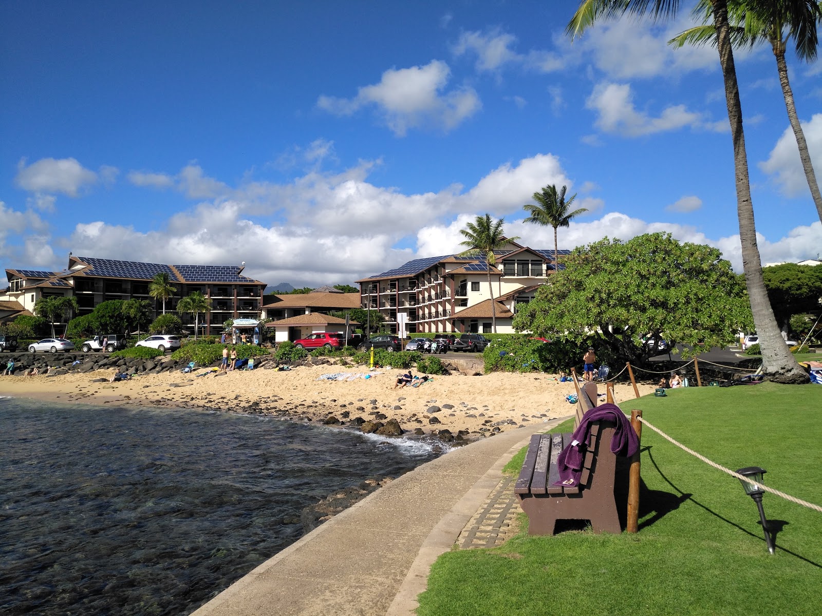 Foto von Lawa'i Beach mit beiger sand & steine Oberfläche