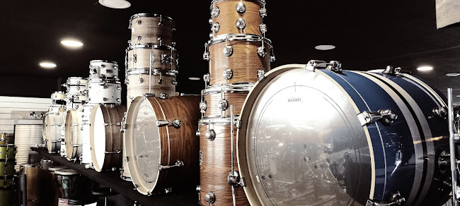 http://store.handmademusicshop.com/