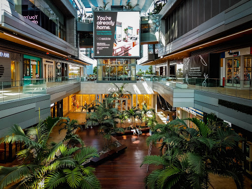 Apple Store in Miami Downtown - MIAMI, UNITED STATES - FEBRUARY 20, 2022 –  Stock Editorial Photo © 4kclips #551971646