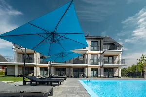 Inny Klimat - apartamenty z basenem | noclegi w Rowach image
