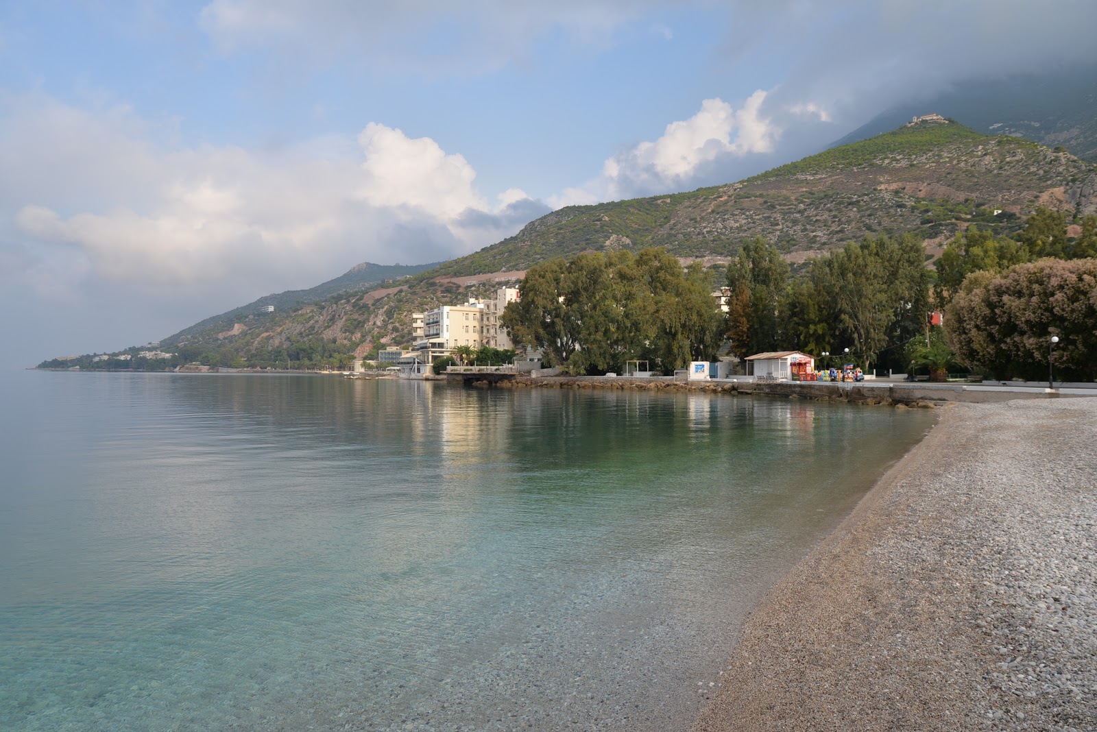 Foto af Loutraki marina beach med høj niveau af renlighed