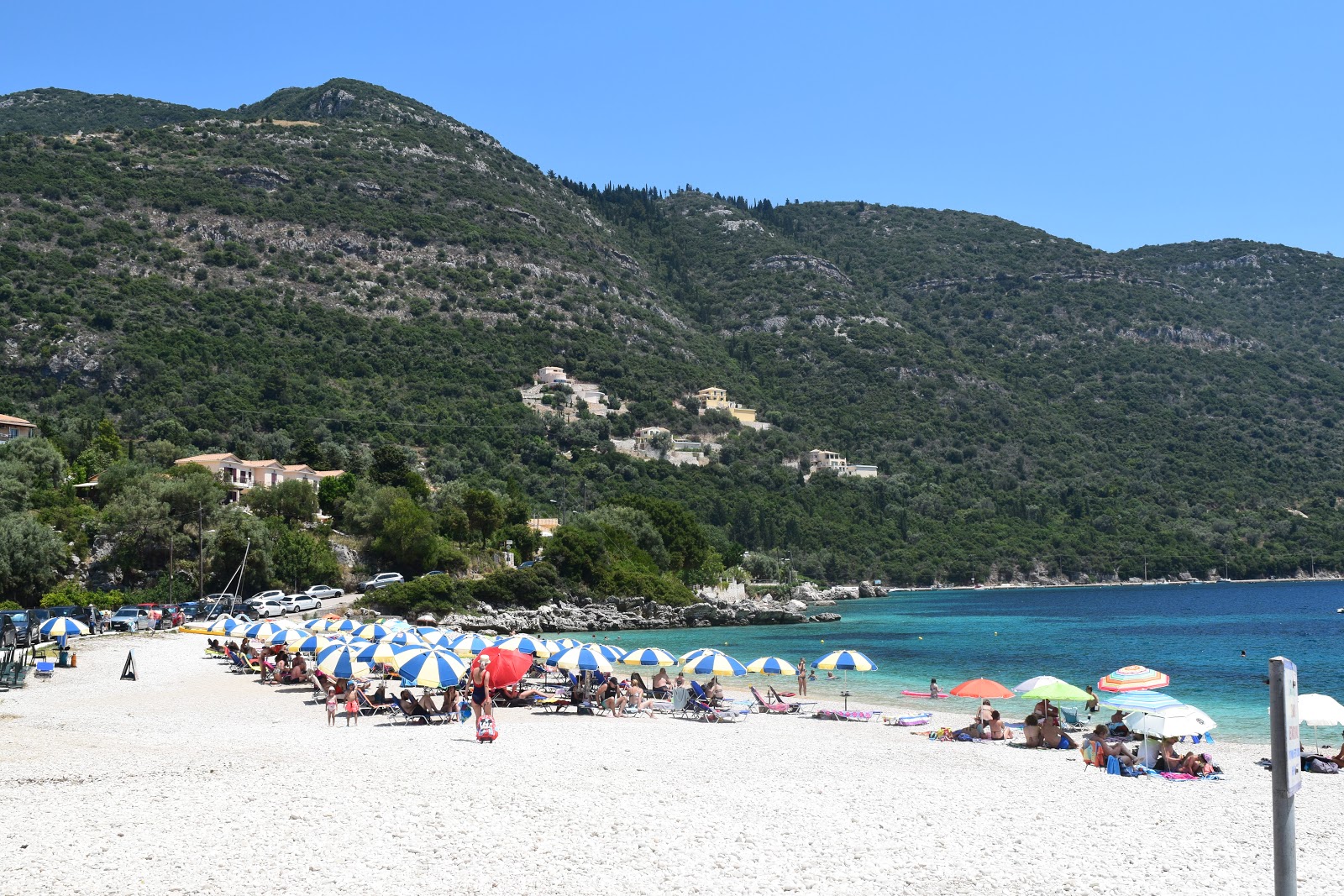 Foto de Praia de Mikros Gialos com baía espaçosa