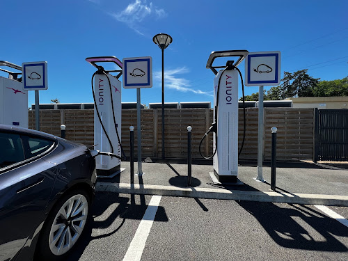 Borne de recharge de véhicules électriques IONITY Station de recharge Verrières-en-Anjou