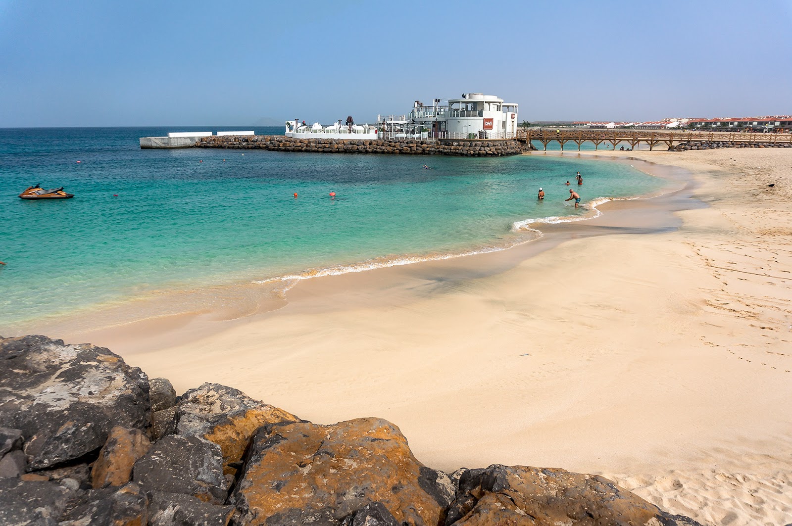 Foto de Praia do Sal com areia fina e brilhante superfície