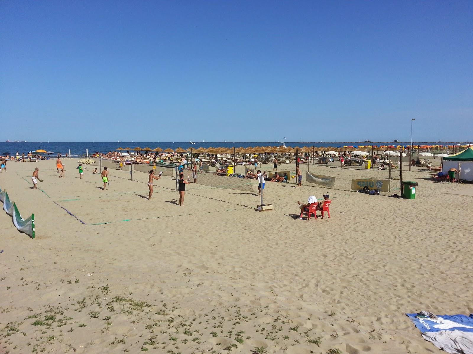 Spiaggia Marina Romea的照片 带有碧绿色水表面