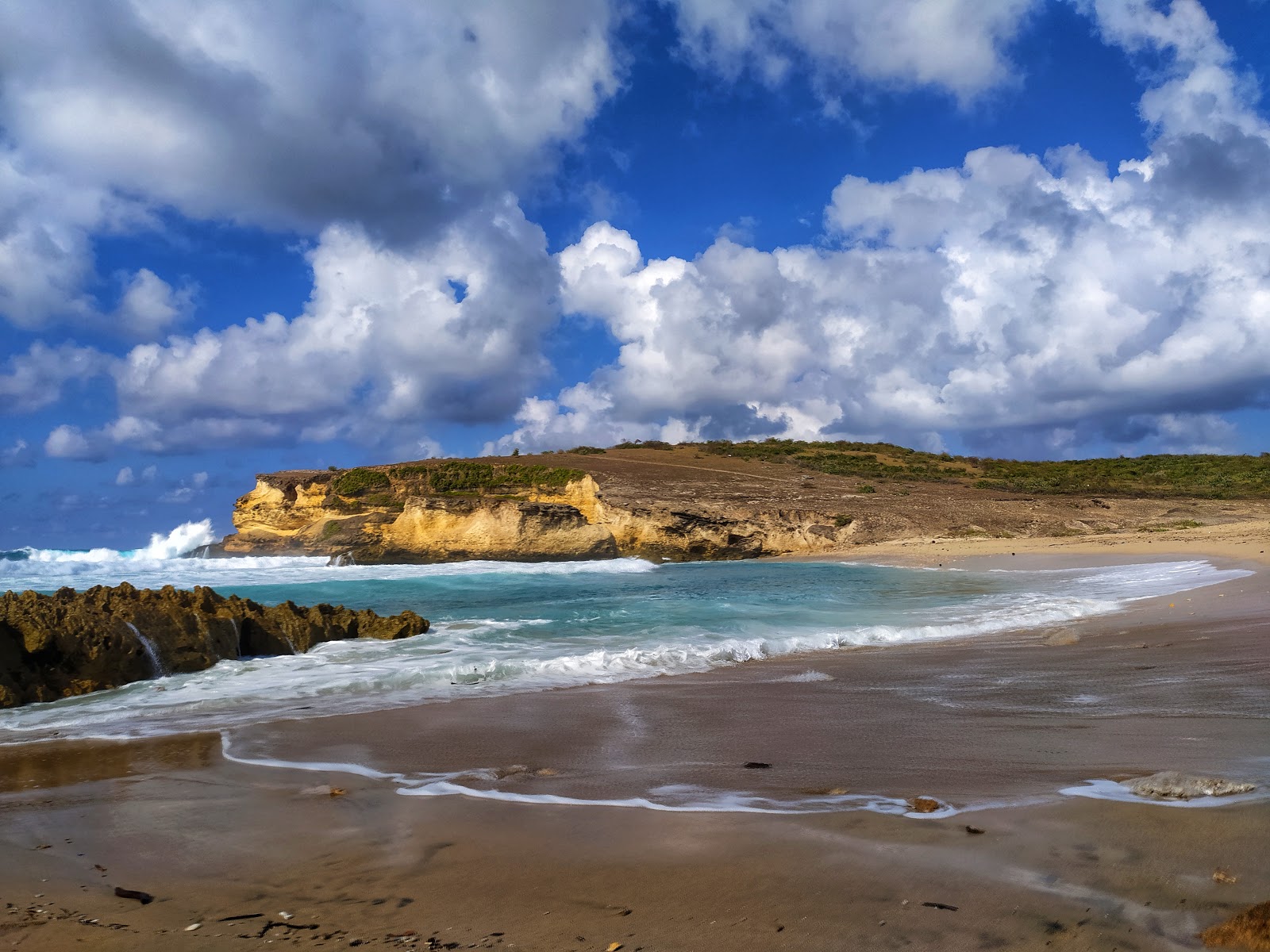 Foto von Penyisok Beach mit türkisfarbenes wasser Oberfläche