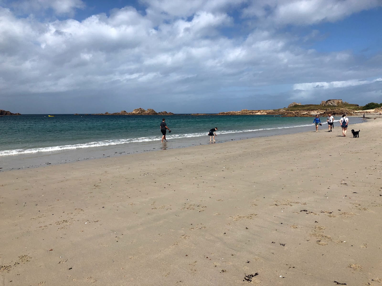 Fotografie cu Grandes Rocques Beach zonele de facilități
