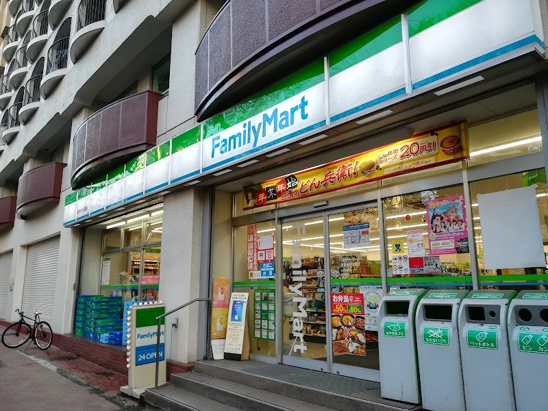 ファミリーマート 新宿中央公園店
