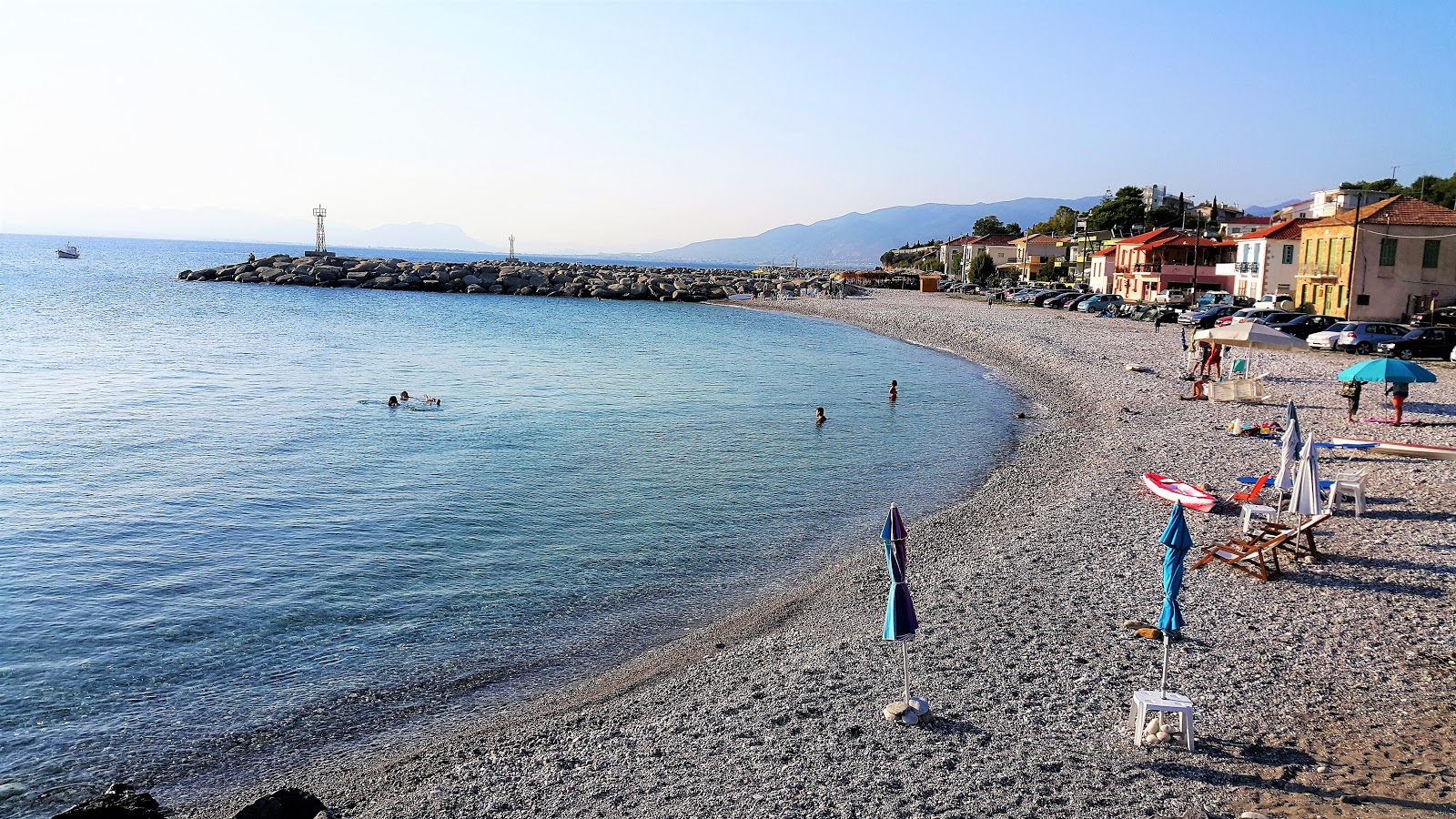 Foto von Paralia Akrogiali und die siedlung