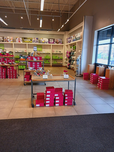 Shoe Store «DSW Designer Shoe Warehouse», reviews and photos, 6971 Grand Ave, Gurnee, IL 60031, USA