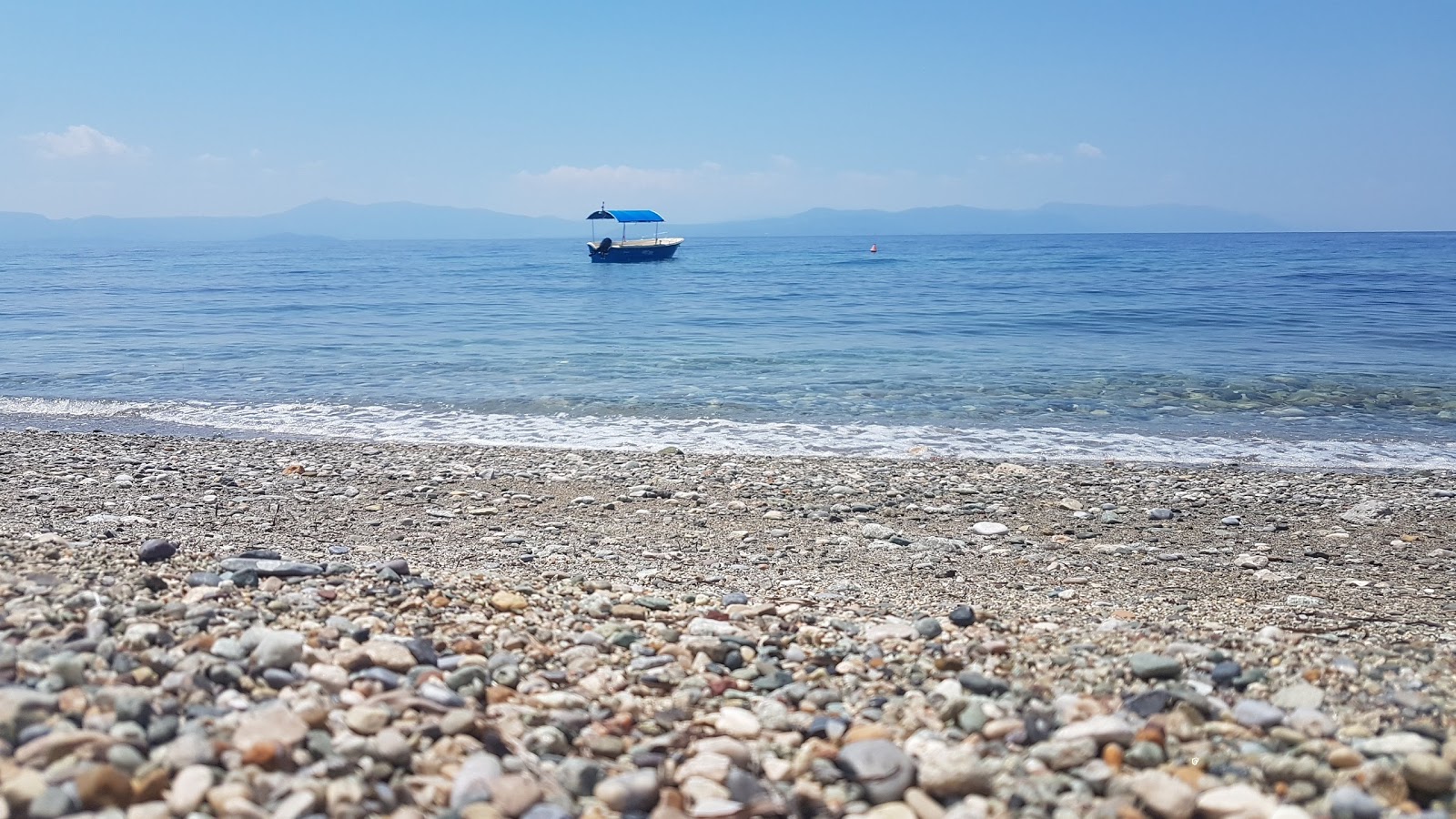 Foto von Rovies beach mit sehr sauber Sauberkeitsgrad
