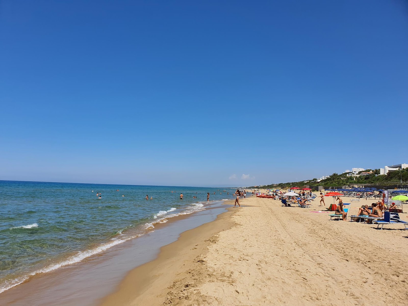 Valokuva Spiaggia di Sabaudiaista. pinnalla sininen vesi:n kanssa