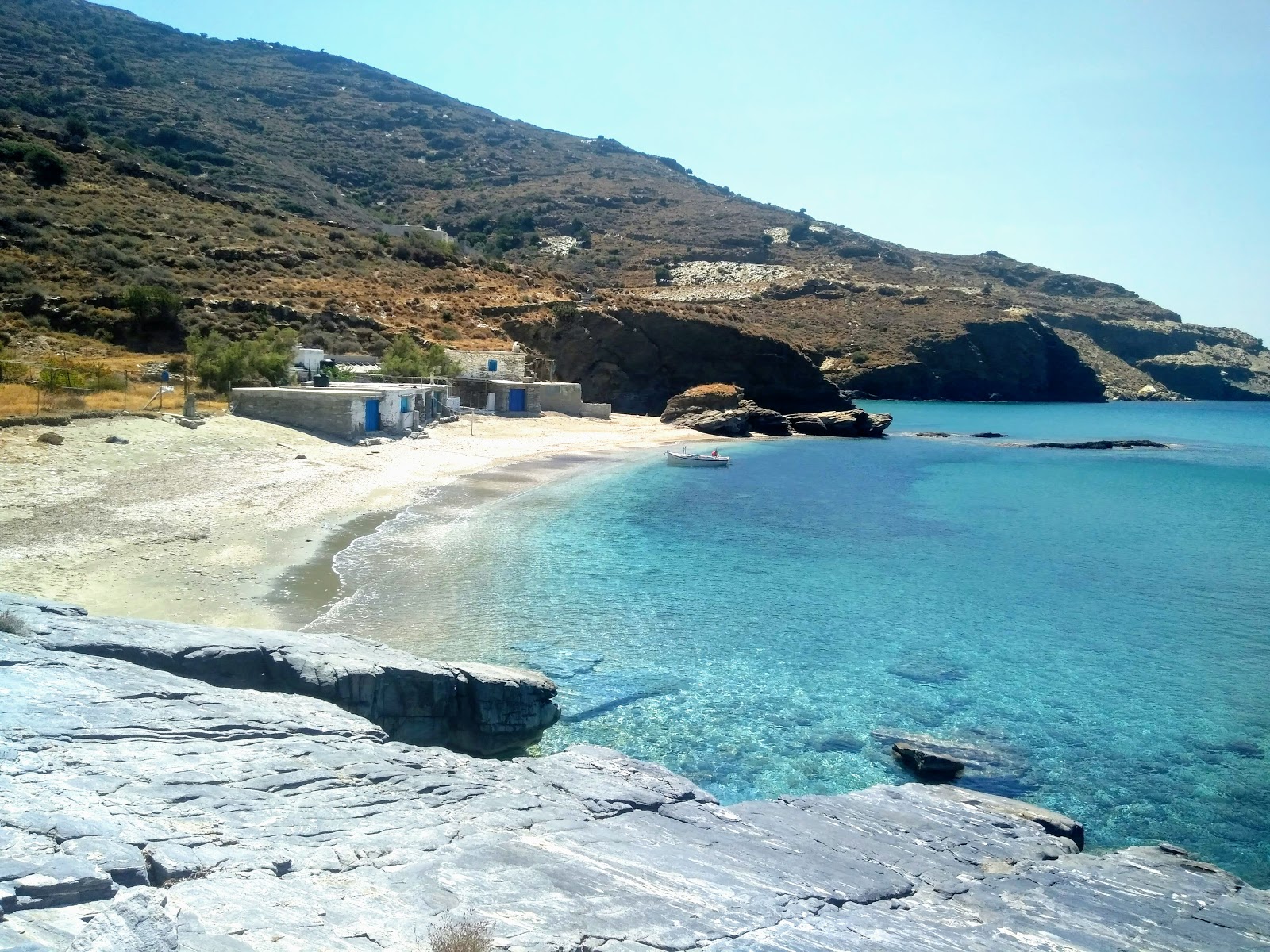 Foto di Paralia Plaka con una superficie del sabbia beige