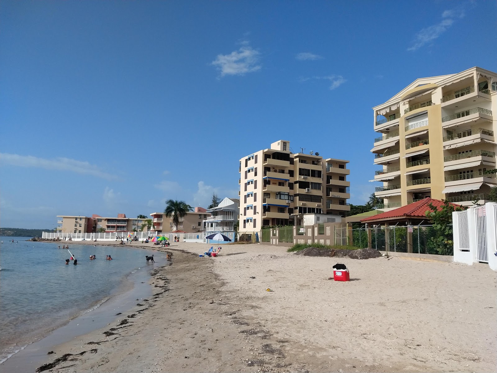 Photo de Playa Tres Tubos avec sable clair avec caillou de surface