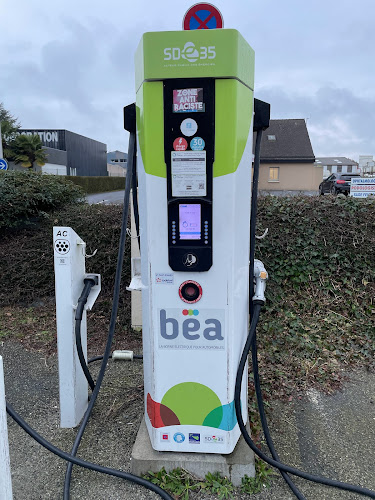 Borne de recharge de véhicules électriques Béa Station de recharge Bain-de-Bretagne