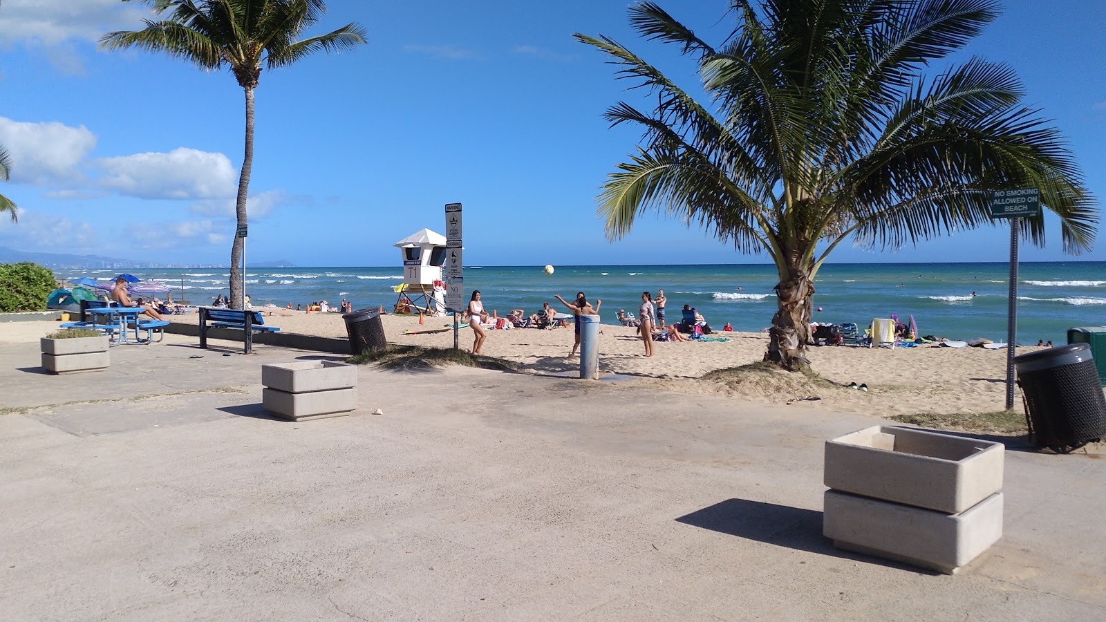 Foto von White Plains Beach mit türkisfarbenes wasser Oberfläche