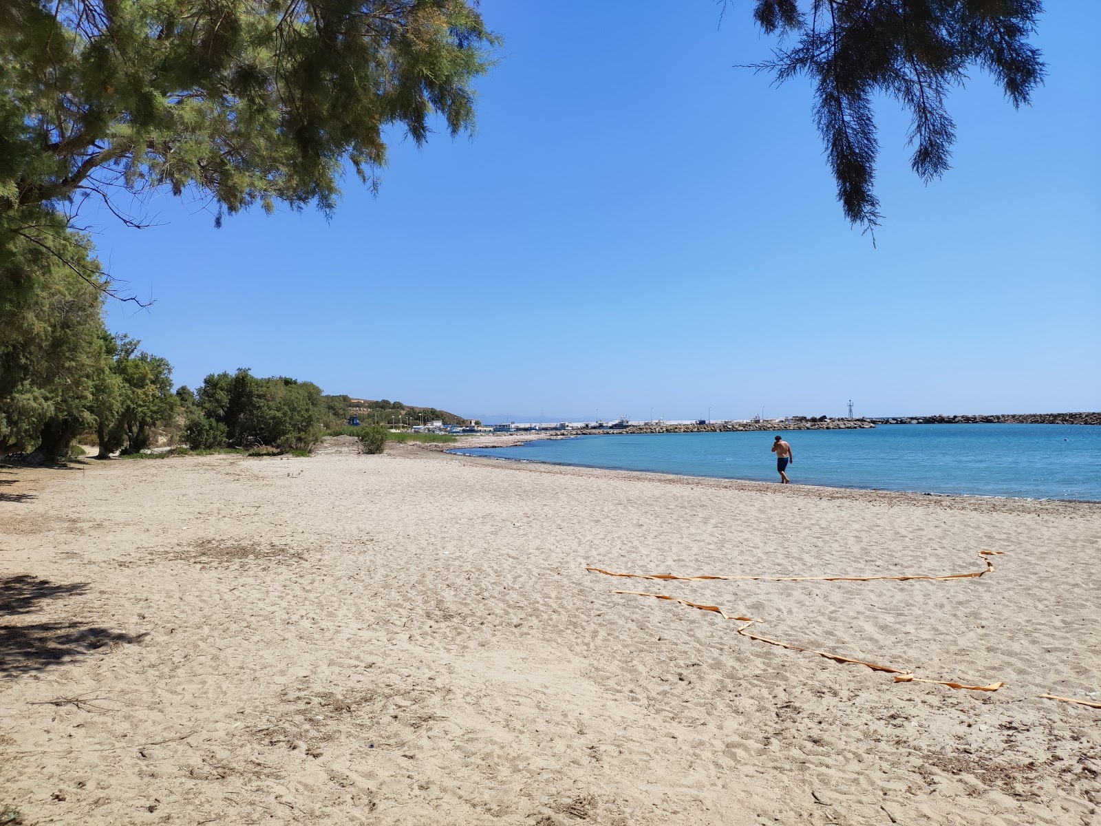 Foto de Plaka Beach área de resort de praia