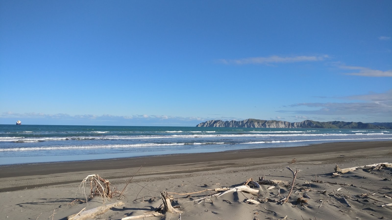 Foto di Midway Beach II con una superficie del sabbia beige