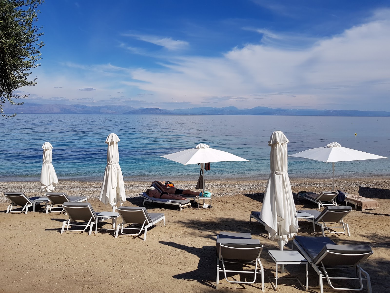 Foto de Praia de Agios Ioannis Peristeron com água cristalina superfície