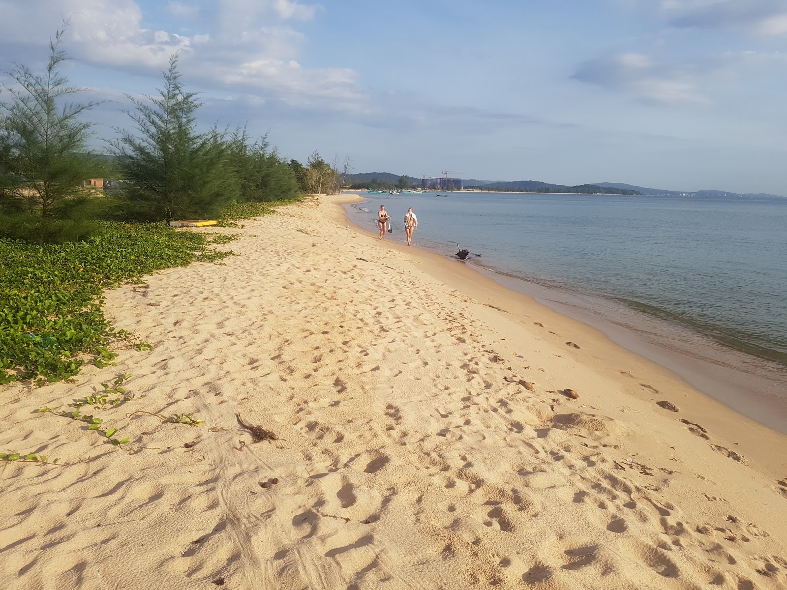 Foto di Cua Can Beach con una superficie del sabbia luminosa
