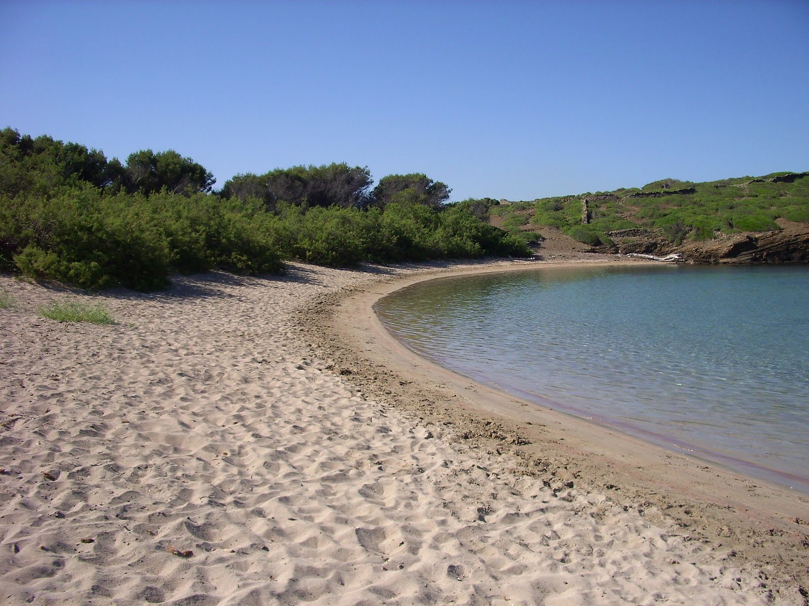 Foto av Playa de s'Illa o Tamarells med blå rent vatten yta