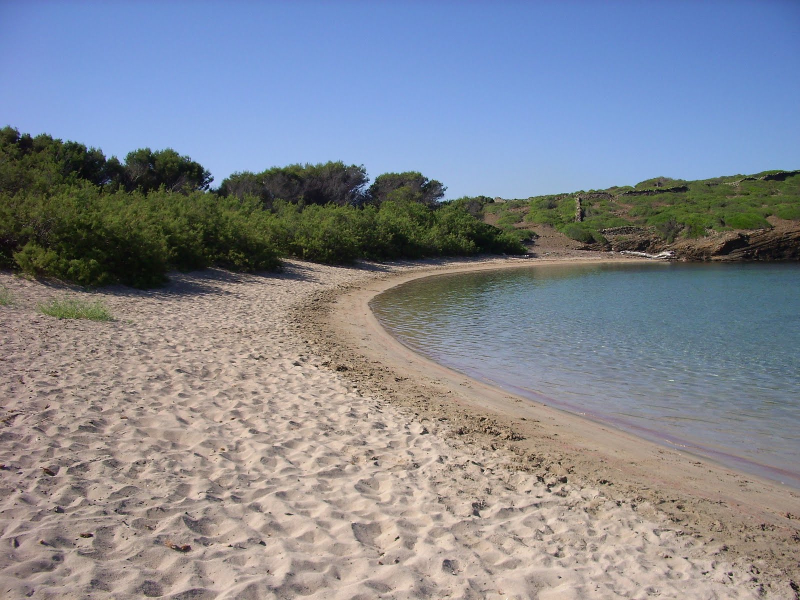 Playa de s'Illa o Tamarells'in fotoğrafı küçük koy ile birlikte