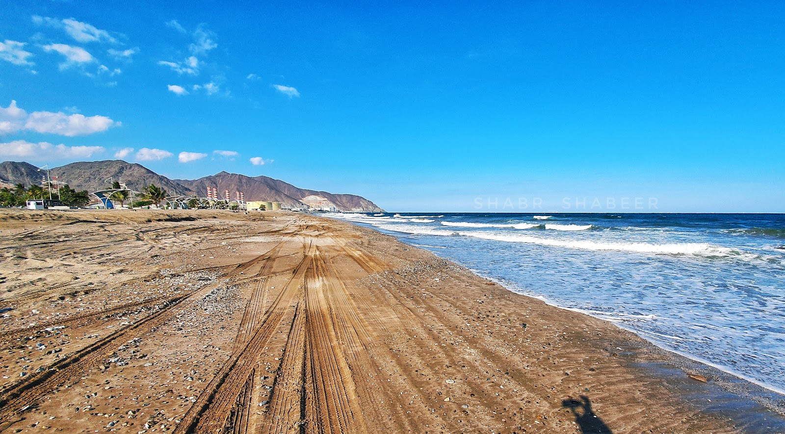 Valokuva Qidfa Beachista. pinnalla kevyt hiekka ja kivi:n kanssa