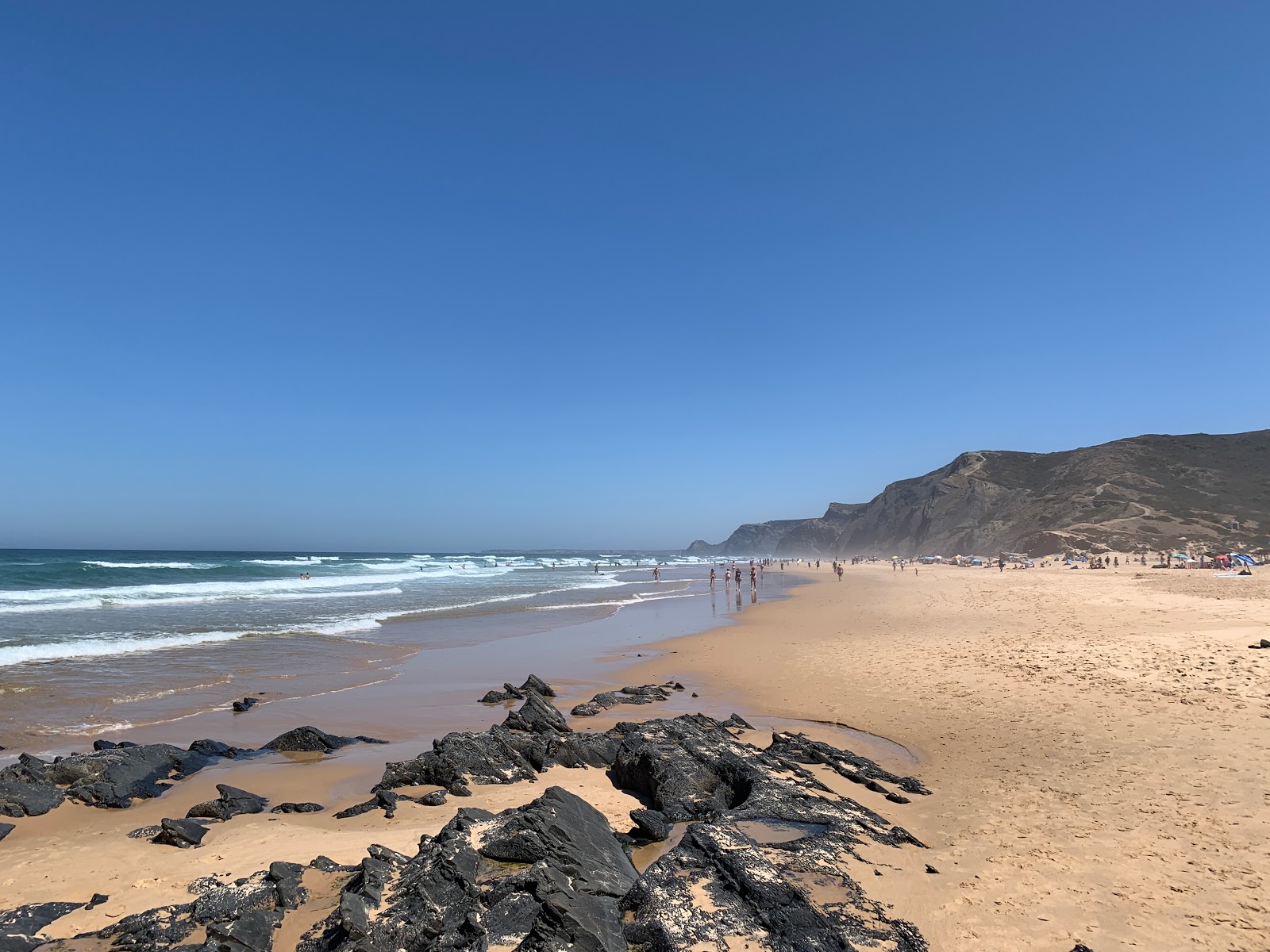 Photo de Praia da Cordoama avec sable lumineux de surface