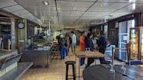 Atmosphère du Restaurant de fruits de mer La Ferme des Nielles à Saint-Méloir-des-Ondes - n°20