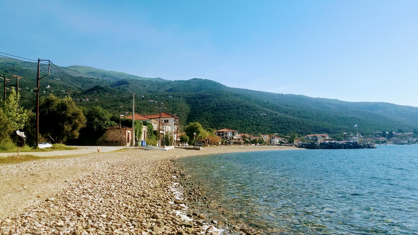 Zdjęcie Kato Gatzea beach z powierzchnią piasek z kamieniami