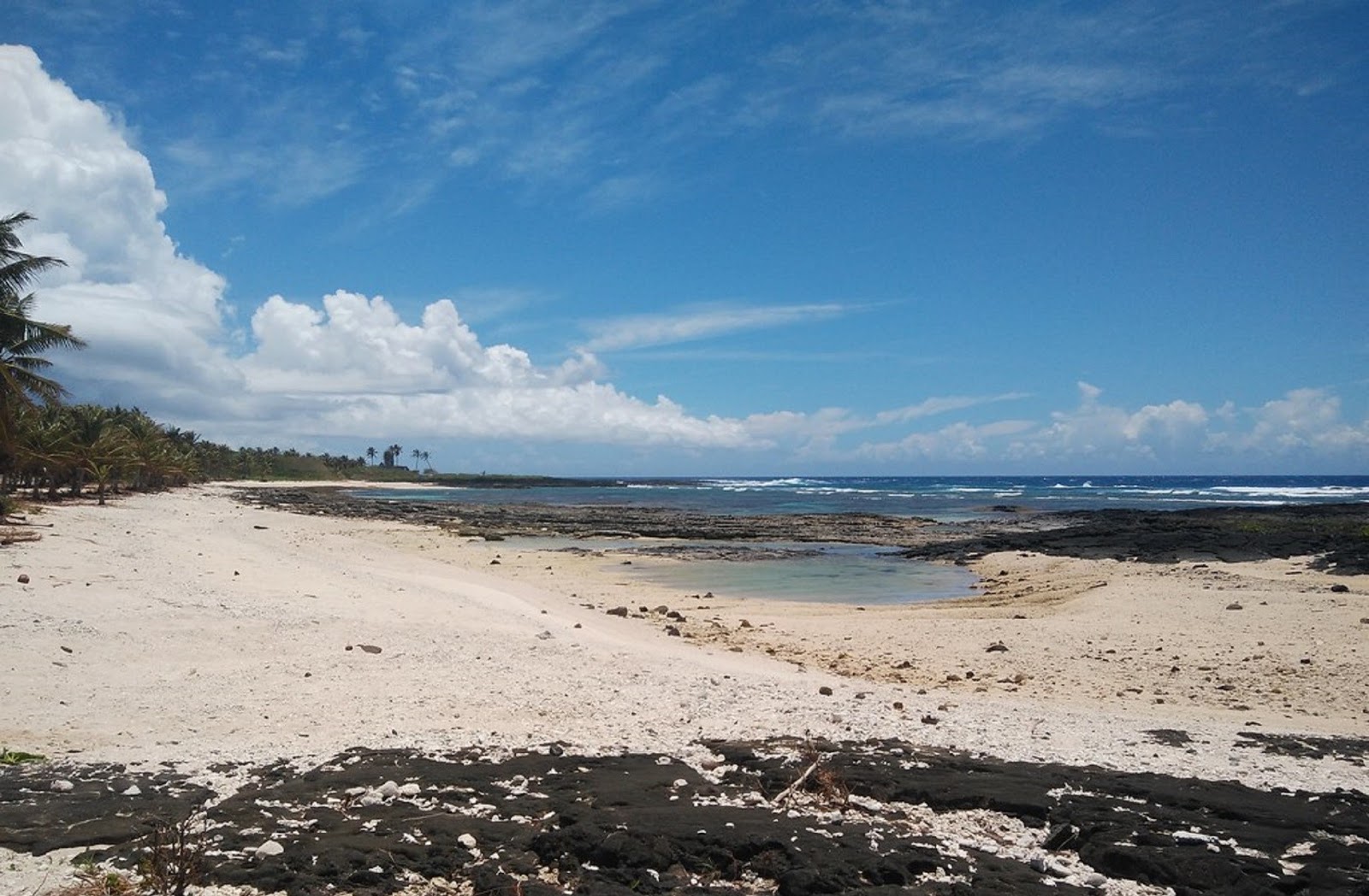 Foto von Cape Vaitoloa mit türkisfarbenes wasser Oberfläche
