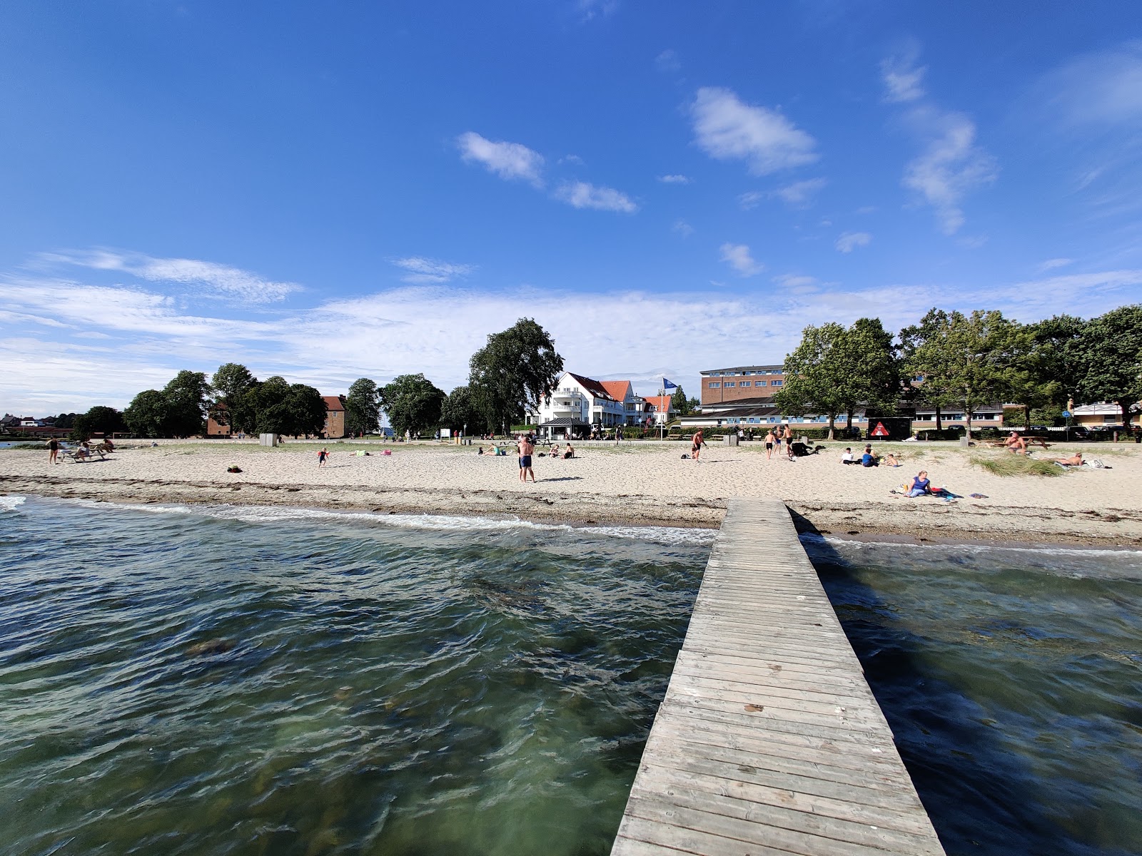Fluepapiret Beach'in fotoğrafı geniş bir kıyı şeridi ile birlikte