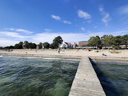 Fluepapiret Beach'in fotoğrafı geniş bir kıyı şeridi ile birlikte
