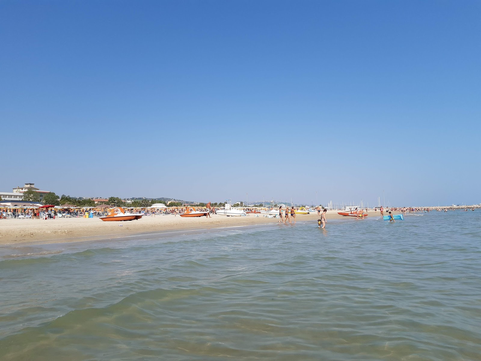 Foto de Giulianova beach com areia fina e brilhante superfície